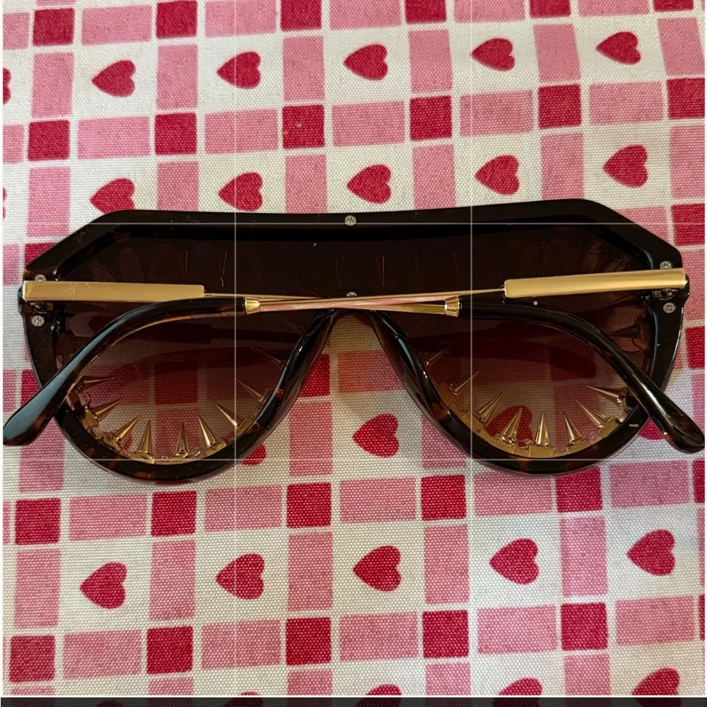 🕶️ STATEMENT SUNGLASSES 🕶️ NWOT 🕶️